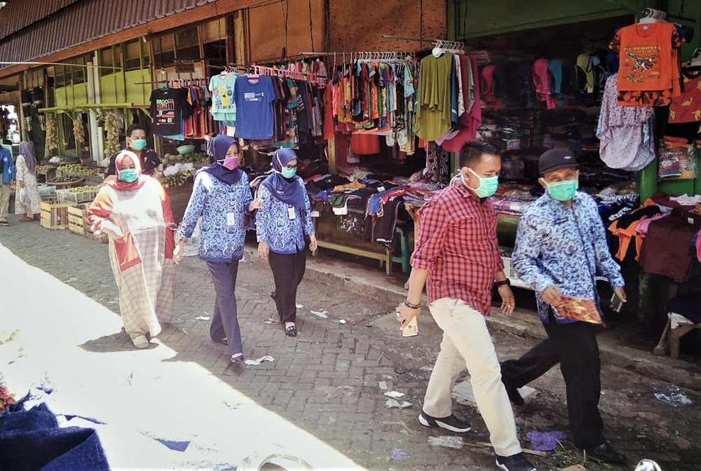 SOSIALISASI CORONA : Anggota DPRD Purbalingga turun ke Pasar Segamas Purbalingga untuk menyosialisasikan waspada Corona pada pedagang dan pengunjung, Selasa (17/3).(SM/dok)