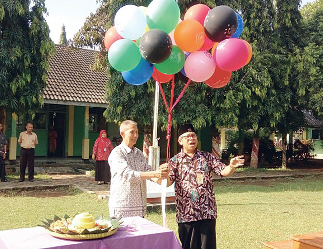PELEPASAN BALON : Kepala SMP 4 Kemangkon, Yusup dan Komite Sekolah, Sukirman melepas balon HUT sekolah. (SM/Arief Noegroho-60)