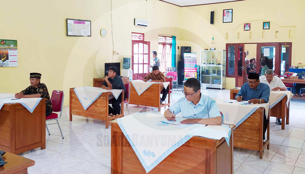 TES TERTULIS : Bakal calon kades Desa Kalitinggar Kidul, Kecamatan Padamara mengikuti tes tertulis seleksi calon kades di balai desa setempat, Senin (2/3). Tes serupa juga dilakukan di Desa Banjaran, Kecamatan Bojongsari karena peserta bakal calon kades lebih dari lima orang.(SM/Ryan Rachman-60)