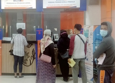 BATALKAN TIKET : Loket pemesanan tiket kereta api di stasiun
Purwokerto, sepi. Loket yang melayani pembatalan tiket terlihat lebih
ramai, seperti terlihat kemarin. (20)  (SM/Sigit Oediarto)