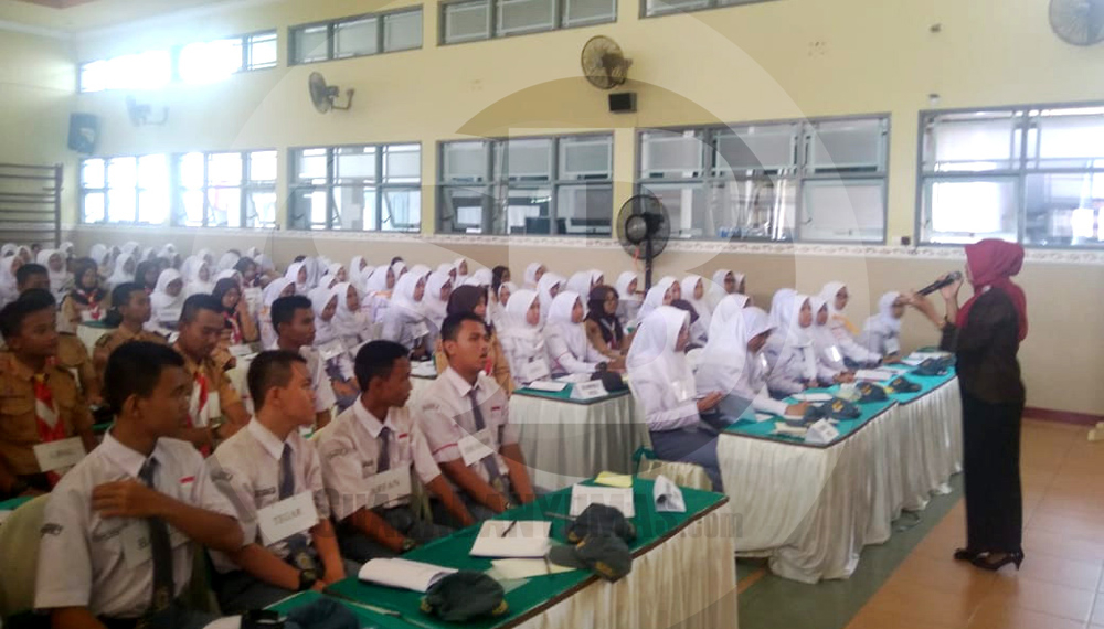 IKUTI KEGIATAN:Para siswa di salah satu SMA di Kabupaten Banyumas mengikuti sebuah kegiatan yang dilaksanakan di aula sekolah tersebut.(SM/Budi Setyawan-20)