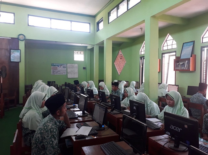 SIMULASI UJIAN : Sejumlah siswa di salah satu MTs di Kabupaten Banyumas mengikuti kegiatan simulasi ujian berbasis komputer, beberapa
waktu lalu.(20) (SM/dok)