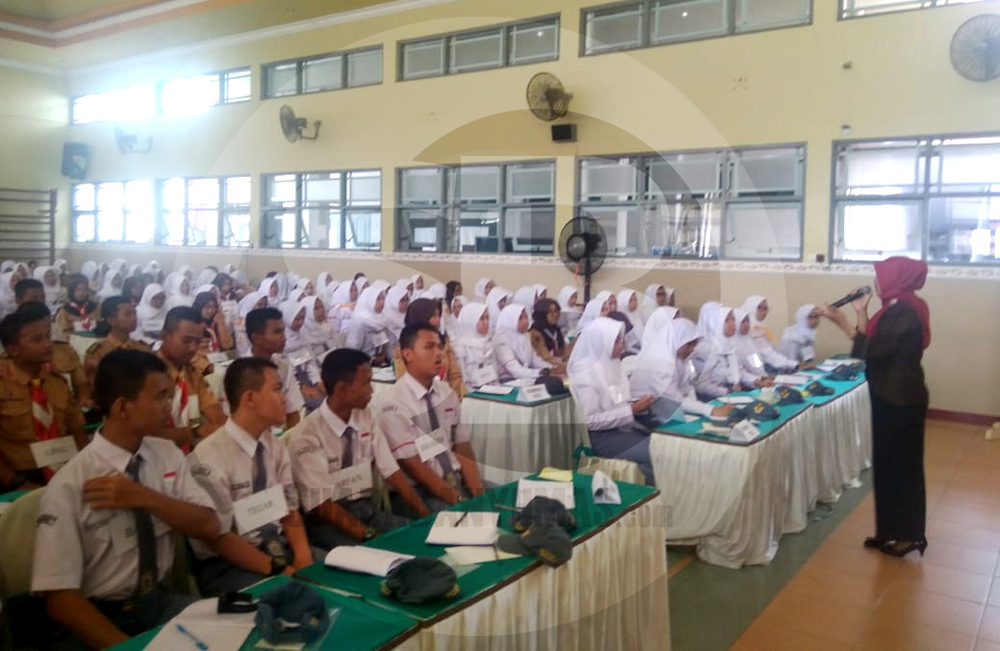 IKUTI KEGIATAN:Para siswa di salah satu SMA di Kabupaten Banyumas mengikuti sebuah kegiatan yang dilaksanakan di aula sekolah tersebut.(SM/Budi Setyawan-20)