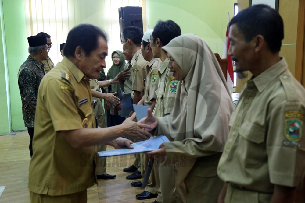 BAGIKAN ZAKAT: Bupati Budhi Sarwono membagikan zakat kepada pegawai di lingkungan Dinas Pendidikan Pemuda dan Olahraga Banjarnegara.(SM/Castro Suwito-52)