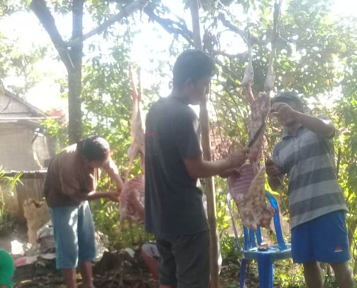 POTONG KAMBING: Sejumlah warga memotong kambing untuk makanan slametan tradisi sadranan di Desa Tamansari, Kecamatan Karanglewas, kemarin (13/4).