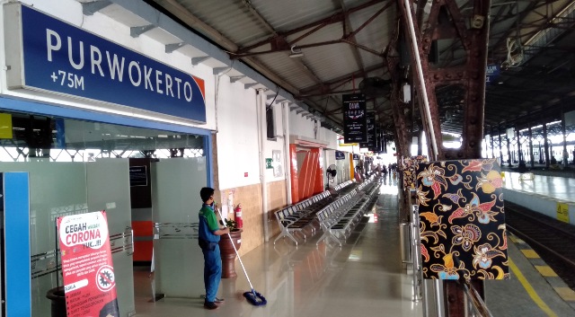 SUNYI SENYAP : Banyaknya perjalanan kereta api yang dibatalkan sejak merebaknya wabah Covid-19, menyebabkan Stasiun Purwokerto, seperti yang terlihat Selasa (14/4) sore, sunyi senyap tak ada satupun calon penumpang. (SM/Sigit Oediarto)