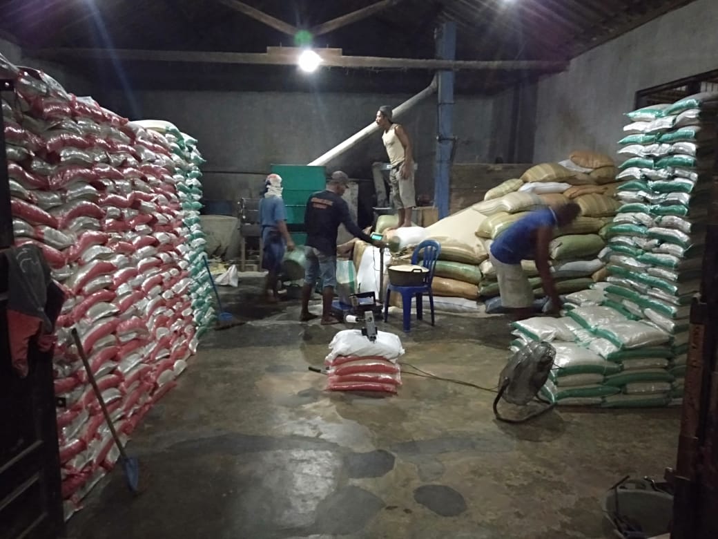 PENEGEPAKAN BERAS: Pekerja melakukan pengepakan beras untuk Program Bantuan Pangan Non Tunai (BPNT) di gudang Rawalo. Penyaluran ini kini diarahkan untuk membantu meningkatkan ketahanan pangan rumah tangga terdampak Covid-19.(SM/Agus Wahyudi)