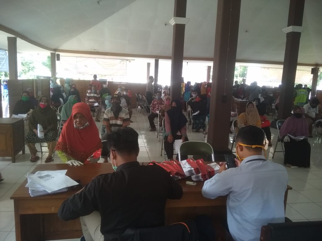 TERIMA KKS: Warga dari Desa Karangkemiri dan Karanggude Kulon, Kecamatan Karanglewas menerima Kartu Keluarga Sejahtera (KKS) di Pendapa Kecamatan Karanglewas kemarin (28/4).