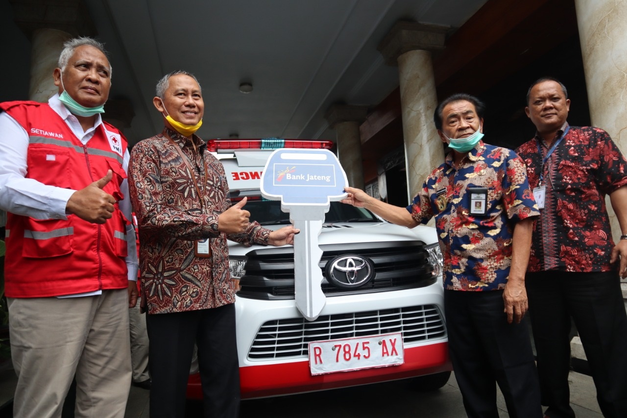 SERAH TERIMA: Direktur Kepatuhan dan Manajemen Risiko Bank Jateng Ony Suharsono menyerahkan bantuan 1unit ambulans untuk PMI Banjarnegara kepada Bupati Banjarnegara Budhi Sarwono.(SM/Castro Suwito)