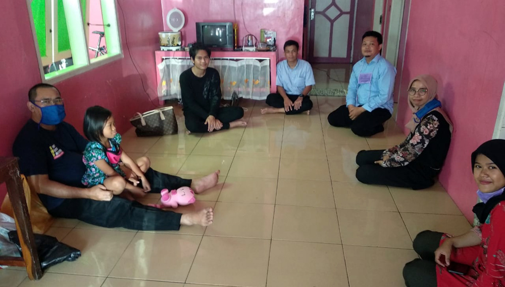 KUNJUNGI MAHASISWA ASING : Tim SWU mengunjungi mahasiswa asing asal Kamboja di dormitory. (SM/dok)
