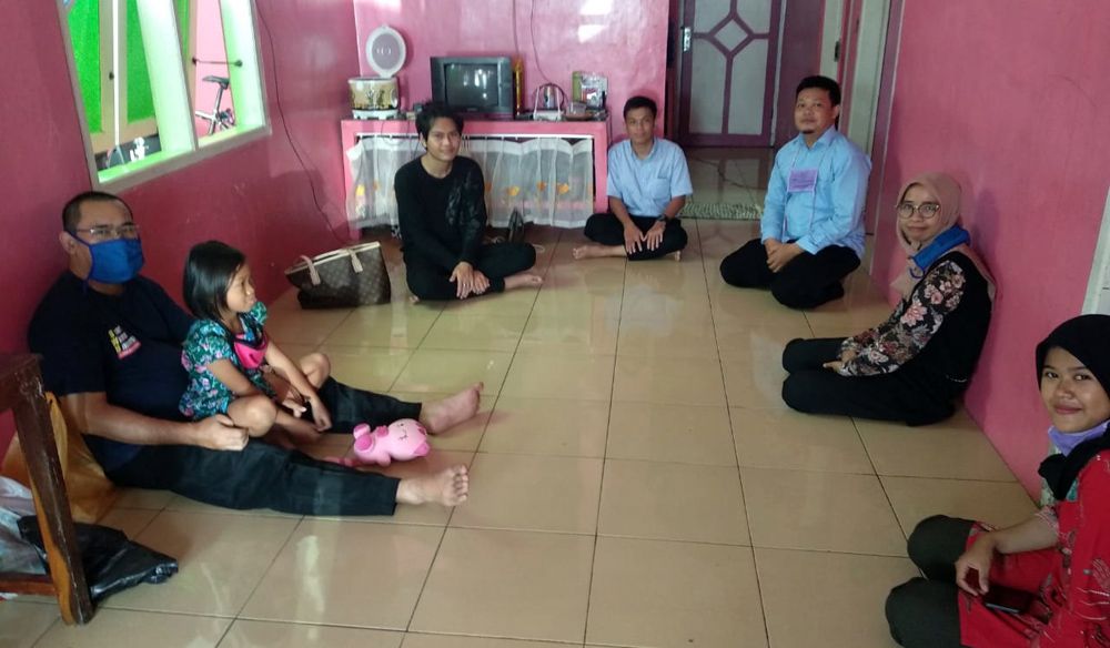 KUNJUNGI MAHASISWA ASING : Tim SWU mengunjungi mahasiswa asing asal Kamboja di dormitory. (SM/dok)