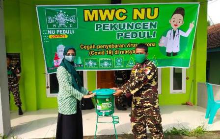 SERAHKAN : Anggota DPRD Banyumas, Balqis Fadillah menyerahkan tempat cuci tangan kepada Satgas Covid-19 MWC NU Pekuncen kemarin.