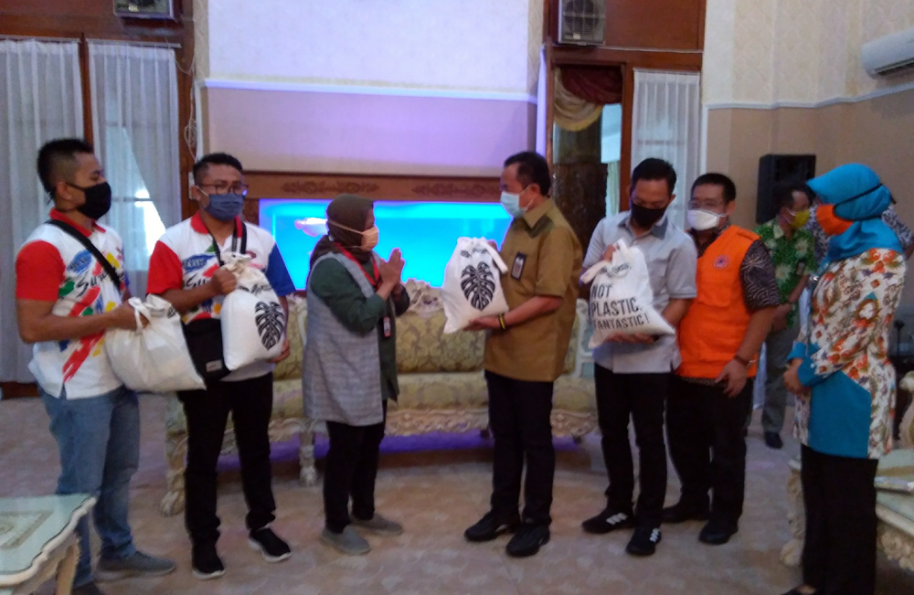 PENYERAHAN BANTUAN: Direktur Umum PT BPR Bank Surya Yudha, Sri Wahyu Utami sedang menyerahkan bantuan kepada Bupati Cilacap, Tatto Suwarto Pamuji di Pendapa Wijayakusuma.(SM/Agus Sukaryanto)