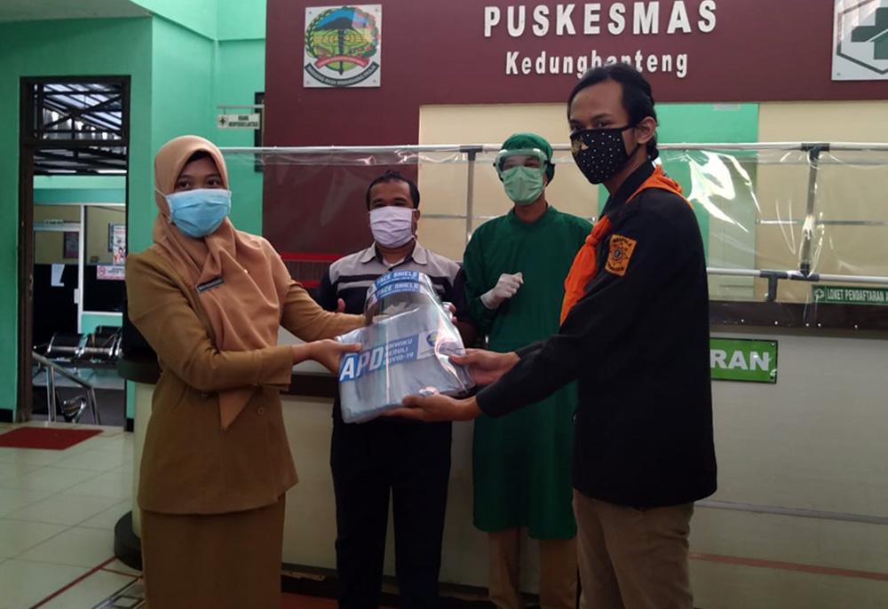 SERAHKAN BANTUAN:
Perwakilan dosen dan mahasiswa Unwiku menyerahkan bantuan APD kepada petugas medis di Puskesmas Kedungbanteng, baru-baru ini. (SM/dok)