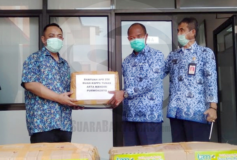BANTUAN APD : Wakil Bupati Banyumas Sadewo Tri Lastiono (kedua dari kanan) menerima bantuan APD untuk tenaga medik dari Koperasi TAM Syariah, di kantor Dinkopnaker Banyumas, Jumat (17/4). (SM/Sigit Oediarto-20)