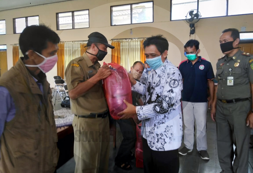 BANTUAN MASKER: Ketua PGRI Banjarnegara Noor Tamami menyerahkan bantuan masker kepada pengurus PGRI Kecamatan untuk didistribusikan kepada warga sebagai upaya mencegah penyebaran Covid-19. (SM/Castro Suwito)
