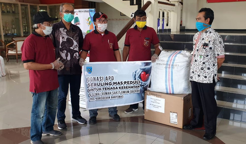 SERAHKAN BANTUAN APD: Perwakilan pengurus pusat Serulingmas saat menyerahkan bantuan APD lengkap kepada pihak Rumah Sakit Margono Seokardjo (RSMS) Purwokerto, Rabu (29/4). (SM/Agus Wahyudi-52)