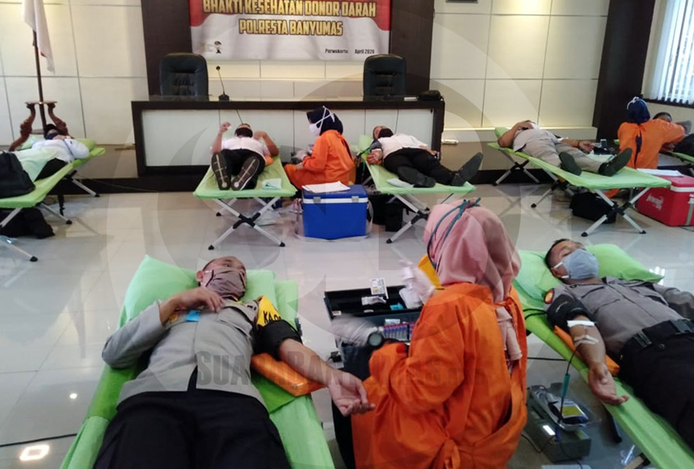 DONOR DARAH : Kapolresta Banyumas Kombes Whisnu Caraka bersama anggotanya melakukan donor darah di aula rekonfu, mulai Rabu (15/4). (SM/Sigit Oediarto)