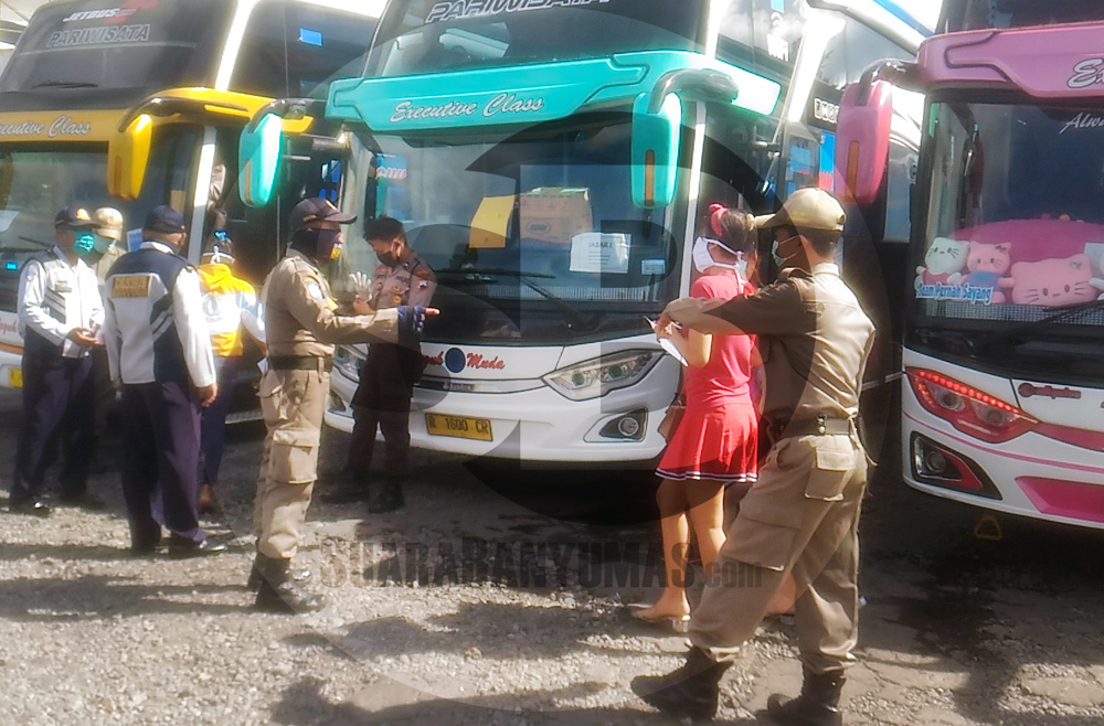 Warga kos komplek Lokalisasi 'Gang Sadar' berjalan menuju bus yang akan mengantar pulang ke kampung halamannya di Terminal Baturraden, Banyumas, Minggu (12/4). (SN/Nugroho PS)