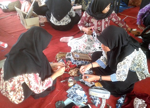 KERAJINAN KAIN BATIK:Sejumlah siswa di salah satu SMA di Kabupaten Banyumas membuat kerajinan tangan dengan menggunakan bahan kain batik.(SM/Budi Setyawan)