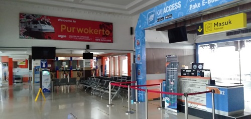 KOSONG : Banyaknya perjalanan KA yang dibatalkan menjadikan loket dan tempat duduk ruang tunggu Stasiun Purwokerto kosong. (SM/Sigit Oediarto)