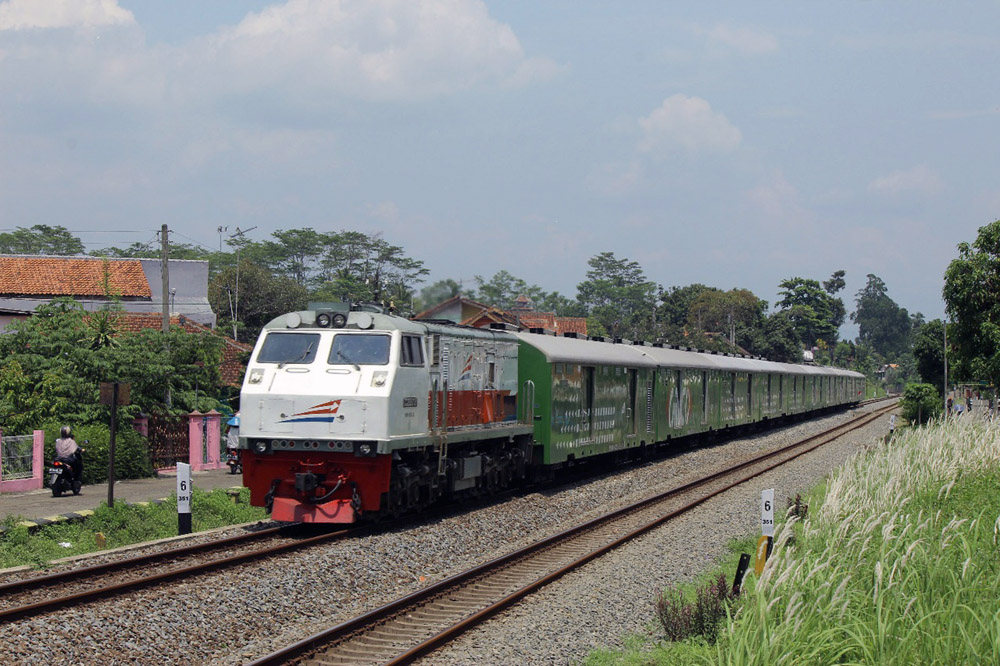 KA PARCEL : Kereta api (KA) parcel, salah satu KA barang yang masih beroperasi saat melintas di wilayah Daop 5, kemarin. (SM/dok)