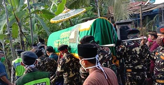 DIBERANGKATKAN: Jenasah almarhum Mukson saat diberangkatkan  menuju tempat pemakaman desa setempat,(SM/dok)