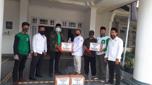 SERAHKAN BANTUAN: Tim NU Peduli dari PCNU Banjarnegara menyerahan bantuan masker kepada Diektur RS Islam Banjarnegara dr Agus Ujianto untuk didistribusikan kepada warga rumah sakit. (SM/Castro Suwito)