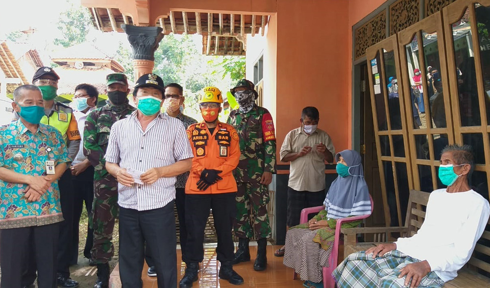 ANTAR PASIEN: Bupati Banjarnegara Budhi Sarwono mengantarkan pasien dalam pengawasan (PDP) dari Desa Simbang Kecamatan Mandiraja yang sudah dinyatakan sembuh.(SM/dok)
