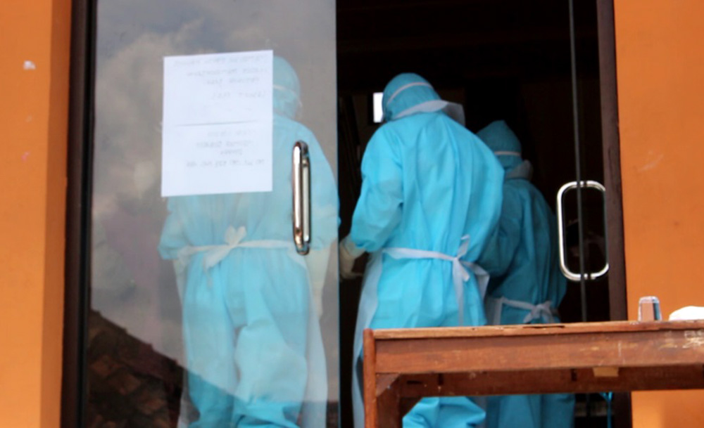 RUANG KARANTINA: Bupati Banjarnegara (mengenakan APD lengkap) meninggalkan ruang karantina pasien dalam pengawasan yang positif rapid test di SKB Sokanandi Banjarnegara, Sabtu (18/4) (SM/dok)