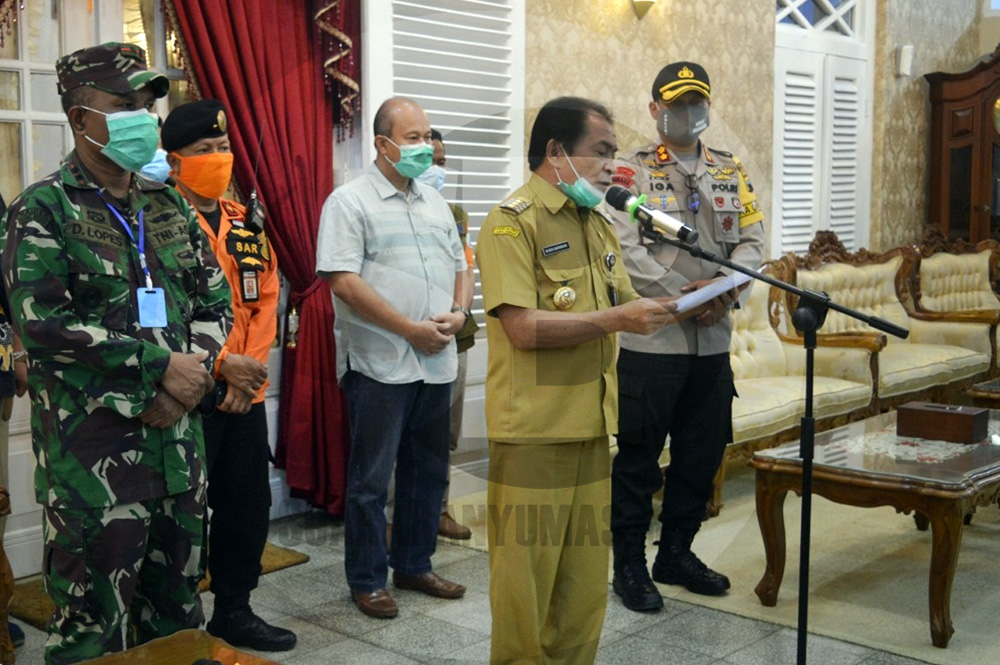 KONFERENSI PERS: Bupati Banjarnegara Budhi Sarwono menyampaikan kondisi terkini 
terkait pandemi Covid-19 dalam konferensi pers di rumah dinas bupati, Senin (13/4) malam. (SM/Castro Suwito)