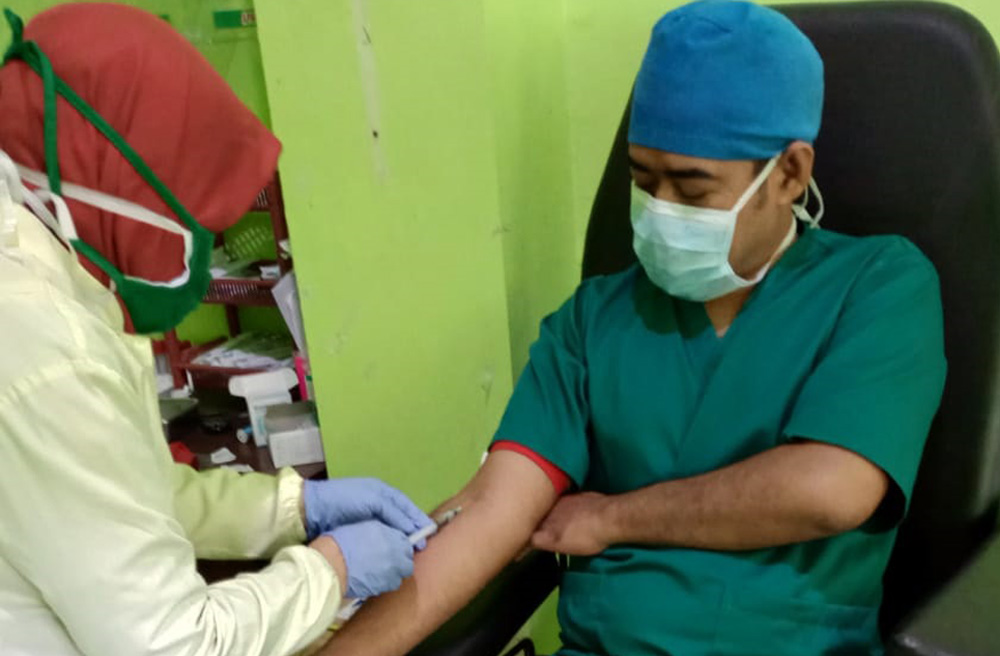 RAPID TEST: Tenaga kesehatan di RSUD Hj Anna Lasmanah Banjarnegara diambil sampel darah untuk rapid test Covid-19. Upaya ini  sebagai perlindungan terhadap tenaga medis yang bertugas menangani pasien Covid-19.(SM/dok)