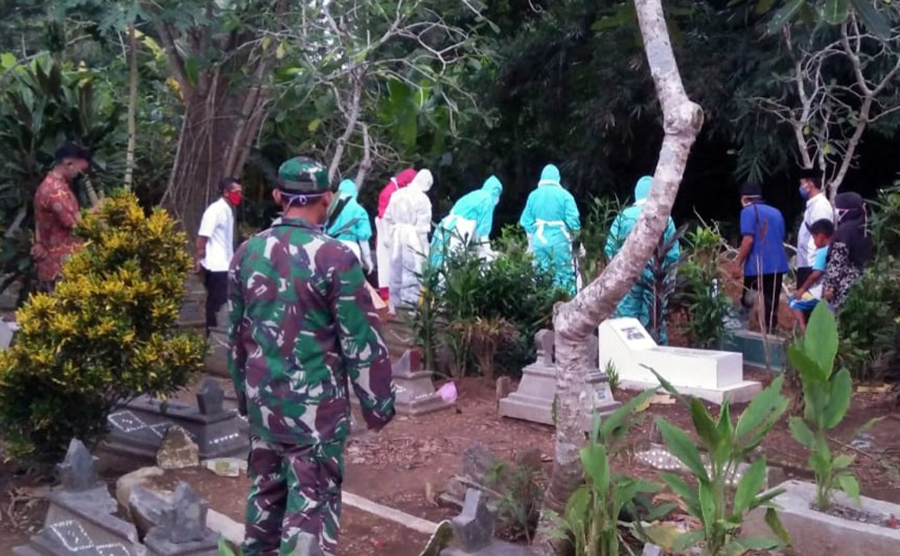 PEMAKAMAN: Petugas RSUD Majenang dengan mengenakan APD sedang memakamkan jenazah W (81) sesuai Protokol Covid-19.(SM/Agus Sukaryanto)