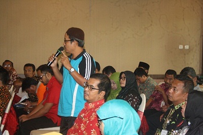 BIMTEK KURIKULUM:Sejumlah guru SMK di Kabupaten Banyumas mengikuti kegiatan Bimtek (Bimbingan Teknis) pengembangan kurikulum 2013 di salah satu rumah makan di Purwokerto.(SB/Budi Setyawan)