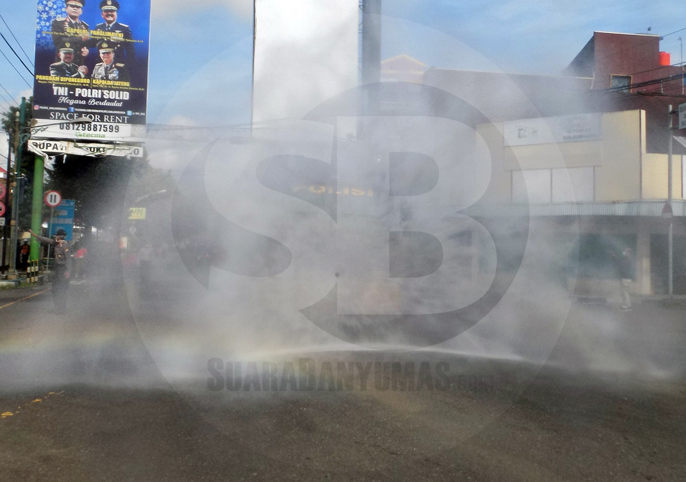 PENYEMPROTAN DISINFEKTAN: Polres Banjarnegara mengerahkan Armored Water Canon dalam penyemprotan disinfektan serentak di sepanjang jalan dan fasilitas publik wilayah Kota Banjarnegara, Selasa (31/3).(SM/Castro Suwito-20)