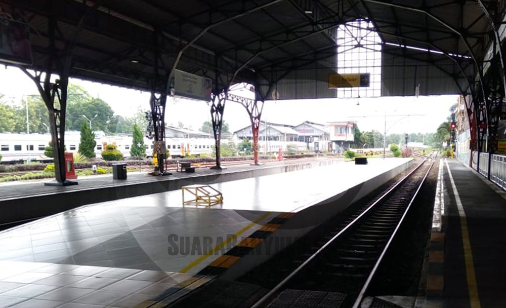 JALUR KA KOSONG : Sejak dibatalkannya seluruh perjalanan KA penumpang, jalur KA di stasiun Purwokerto kosong. Rangkaian KA diparkir di Dipo Purwokerto yang berada dilingkungan stasiun. (SM/Sigit Oediarto-52)