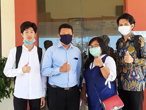 LAKUKAN KOORDINASI:Mahasiswa asing asal kamboja didampingi pihak SWU saat melakukan koordinasi tentang izin tinggal di Kantor Imigrasi Cilacap.(SM/dok)