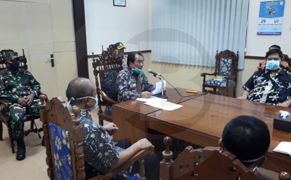 KETERANGAN PERS: Bupati Banjarnegara, Budhi Sarwono memberikan keterangan pers terkait perkembangan pandemi Covid-19 di wilayahnya, Kamis (16/4) malam. (SM/Castro Suwito)