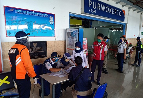 DIPERIKSA : Penumpang KLB yang naik/turun di stasiun Purwokerto diperiksa oleh petugas gugus tugas covid-19 Pemda Banyumas, Selasa (19/5). (SM/dok)