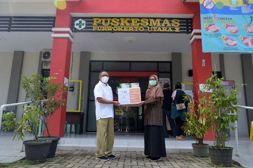 MENYERAHKAN DONASI : Kepala Klinik JEC-Anwari @ Purwokerto, Dr. Anas Anwari, SpM menyerahkan donasi APD secara simbolis kepada Kepala Puskesmas Purwokerto Utara I, Dr. Dian Wulan Sari. (SB/Dian A)
