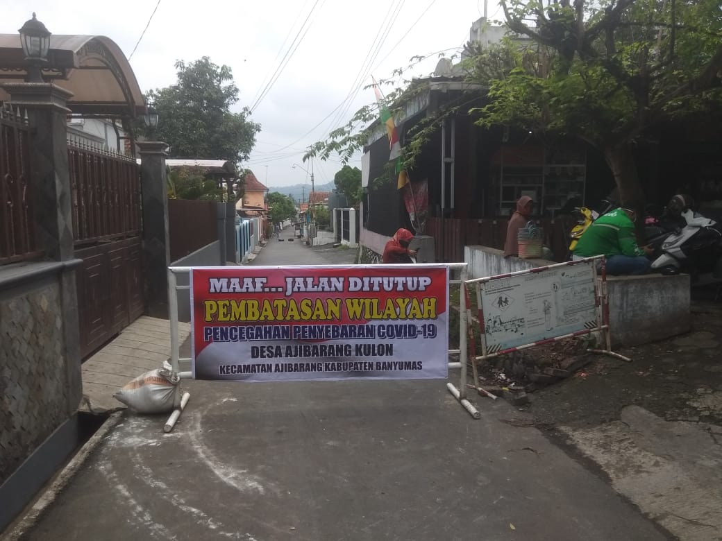 DITUTUP: Jalan masuk pemukiman di wilayah Desa Ajibarang Kulon, Kecamatan Ajibarang yang sering menjadi jalan tikus kendaraan yang menghindari pengalihan arus ditutup warga sejak Rabu (27/5).(SM/Susanto-)