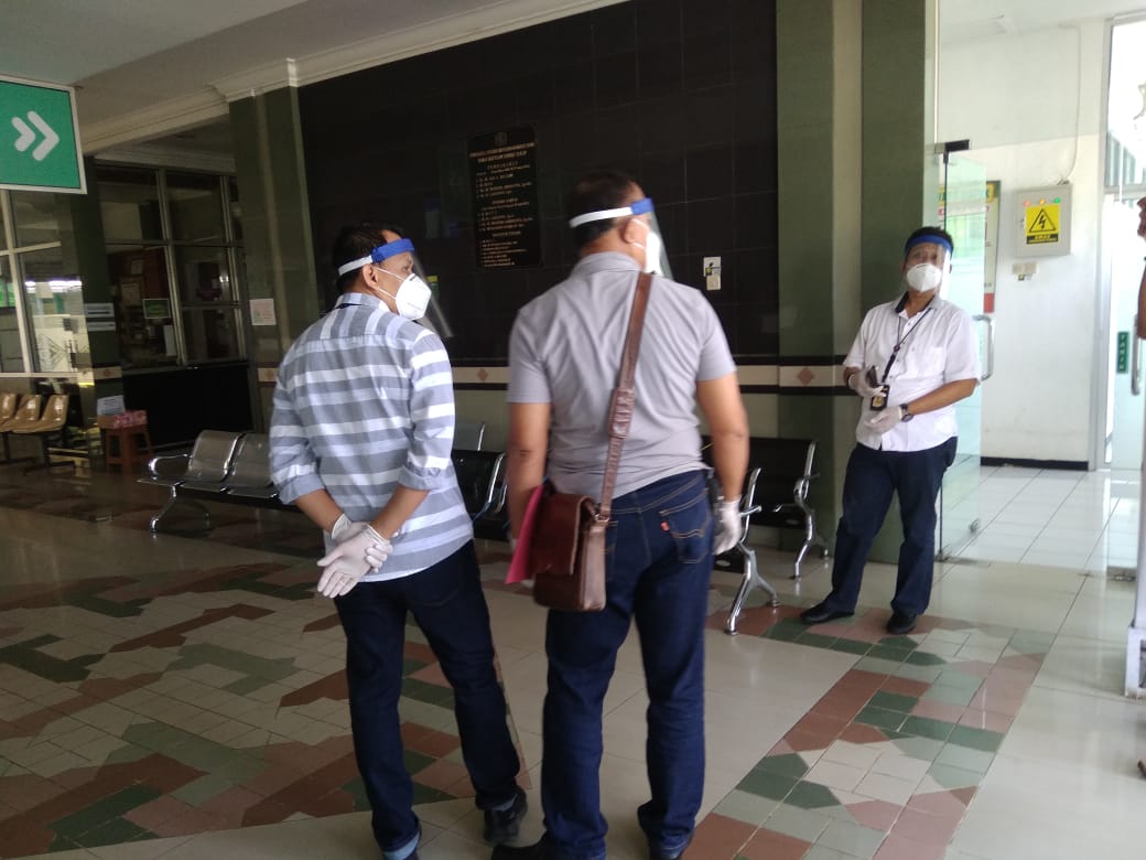 DATANGI RSI FATIMAH: Tim penyidik Direktorat Reseese Kriminal Umum (Direskrimum) Polda Jateng mendatangi RSI Fatimah Cilacap, sempat ditemui petugas keamanan rumah sakit, Kamis (7/5).