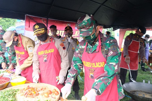 DAPUR LAPANGAN : Kapolda dan pangdam meninjau dapur Lapangan Forkopimda Cilacap peduli covid-19 di Kecamatan Majenang. (SB/dok)