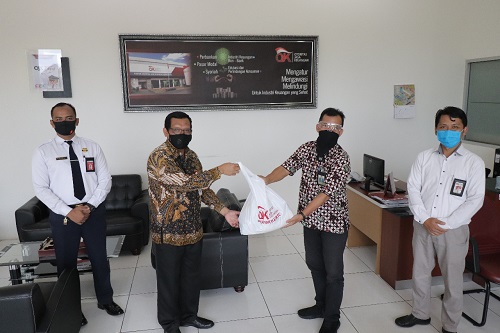 MENYERAHKAN SEMBAKO  : Kepala OJK Purwokerto, Sumarlan menyerahkan paket sembako secara simbolis kepada Sekretaris Dinporabudpar Banyumas, Suwondo, Rabu (20/5) (SB/dok)