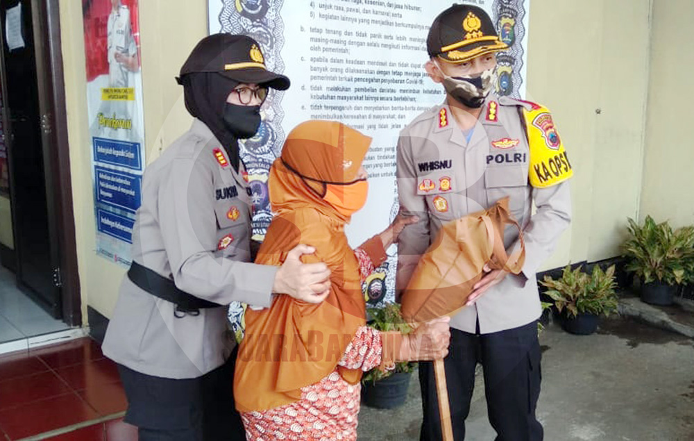 SEMBAKO : Kapolresta Banyumas Kombes Whisnu Caraka menyerahkan bantuan paket sembako kepada warga di Polsek Kembaran, Jumat (15/5). (SM/Sigit Oediarto)
