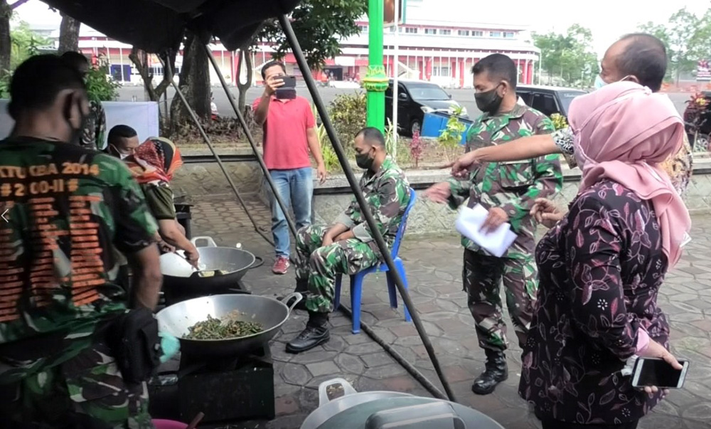 SIAPKAN MAKANAN ODP: Anggota TNI dan relawan penanganan Covid-19 menyiapkan menu makanan untuk menyuplai kebutuhan gizi makanan pemudik (ODP) yang dikarantina di GOR Satria Purwokerto. (SM/dok)