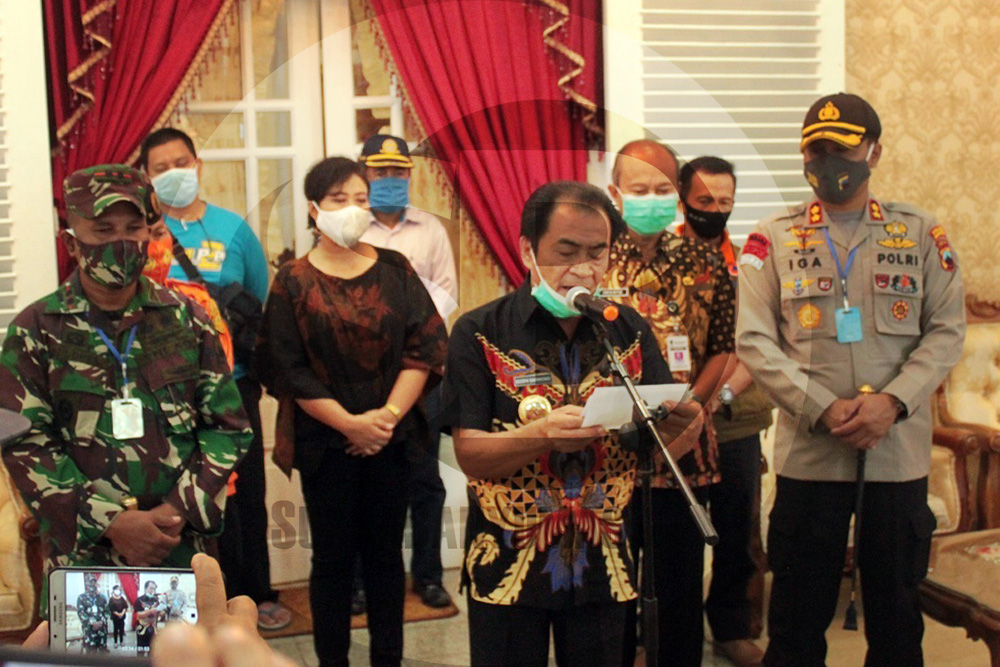 KONFERENSI PERS: Bupati Banjarnegara Budhi Sarwono didampingi Gugus Tugas Covid-19 memberikan keterangan terkait temuan 12 kasus baru Covid-19 di Rumah Dinas Bupati Minggu (10/5). (SM/Castro Suwito)