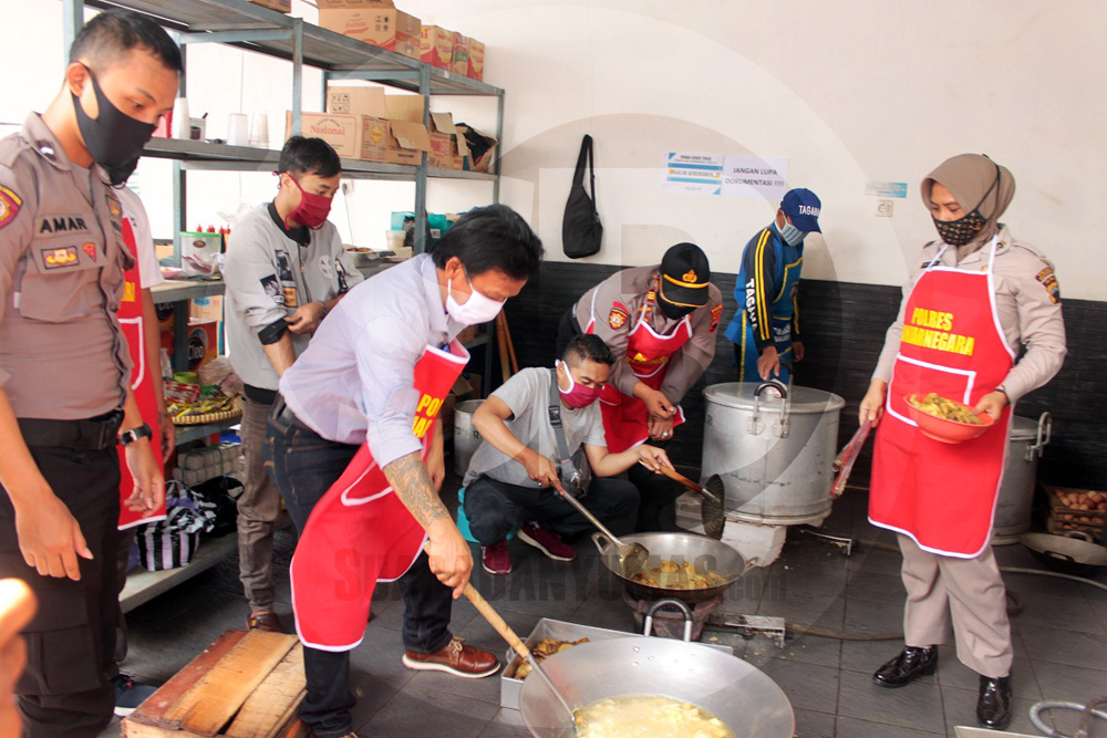 MEMASAK: Sejumlah mantan napi asimilasi ikut membantu memasak di dapur umum Posko Gugus Tugas Percepatan Penanganan Covid-19 Banjarnegara. (SM/Castro Suwito-62)