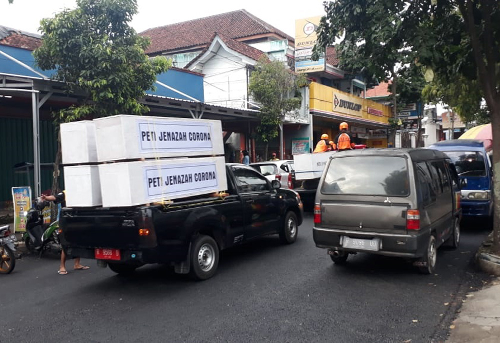 BERKELILING KOTA: Mobil sukarelawan mengangkut peti jenazah berkeliling Kota Banjarnegara,  Jumat (22/5,) untuk mengingatkan warga bahaya Covid-19 yang masih terus mengancam. (SM/dok)