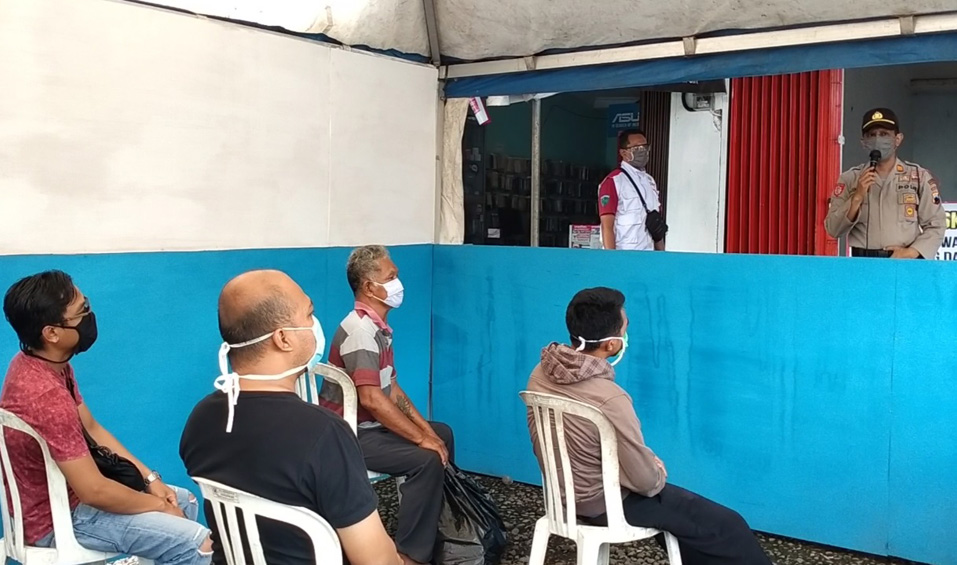 SOSIALISASI: Anggota Polres Banjarnegara melakukan sosialisasi tentang Korona kepada masyarakat di Pospam Lebaran setempat. (SM/dok)